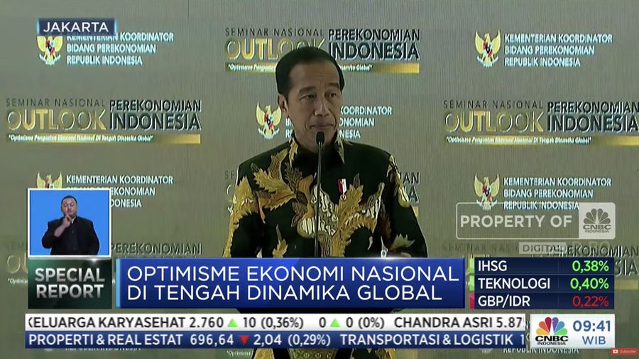 Presiden Joko Widodo menyampaikan sambutan dalam Seminar Nasional Outlook Perekonomian Indonesia 2024 dengan tema 