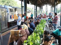 Libur Nataru Jadi Mudik Dadakan, Penumpang KA Padat Merayap