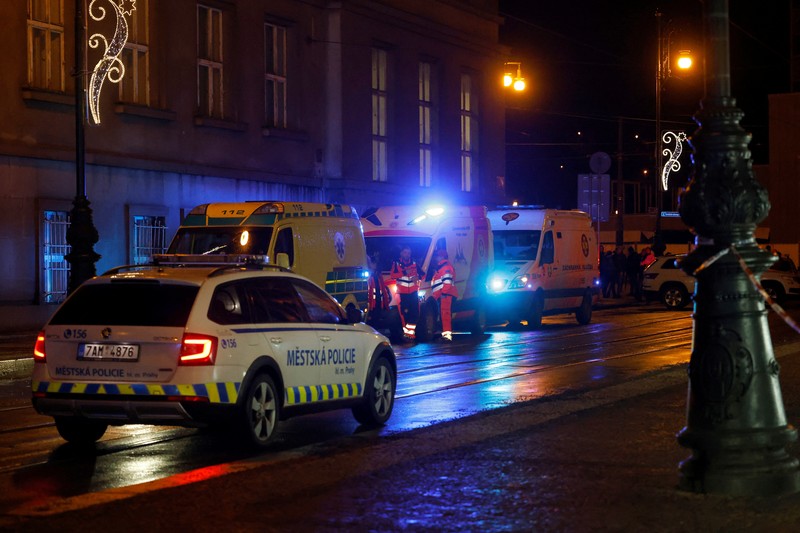 Petugas medis menunggu di dekat gedung Fakultas Filsafat Universitas Charles di pusat kota Praha, Republik Ceko, Kamis, 21 Desember 2023. Penembakan massal di pusat kota Praha menewaskan beberapa orang dan melukai lainnya, dan orang yang melepaskan tembakan juga tewas, Ceko kata polisi dan layanan penyelamatan kota pada hari Kamis. (AP Photo/Petr David Josek)
