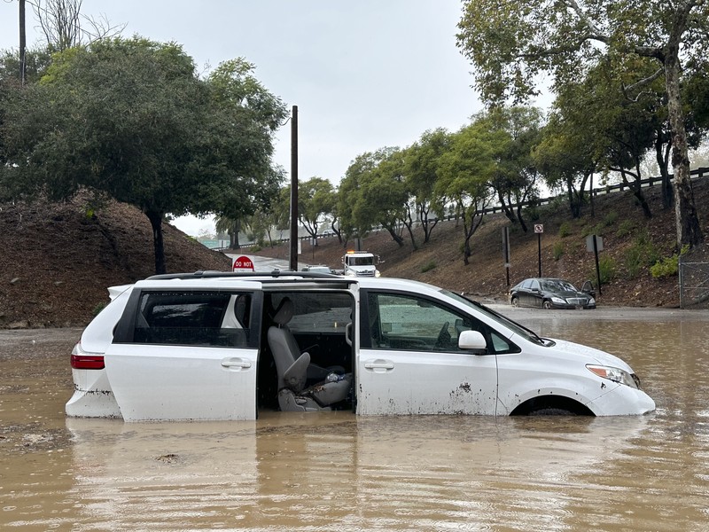 Air banjir mencapai puncak rambu jalan dekat jembatan layang saat hujan turun, Kamis, 21 Desember 2023, di Santa Barbara, California. Air banjir mencapai puncak rambu jalan dekat jembatan layang saat hujan turun, Kamis, 21 Desember 2023, di Santa Barbara, California. (AP Photo/Eugene Garcia)