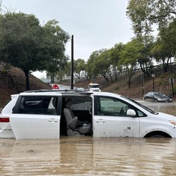 7 Hal yang Wajib Dilakukan Jika Mobil Terendam Banjir, Simak!