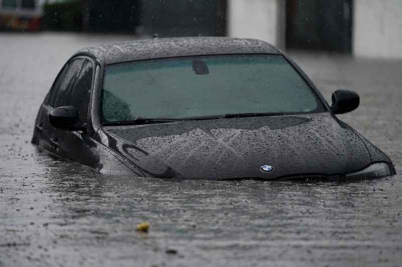 Air banjir mencapai puncak rambu jalan dekat jembatan layang saat hujan turun, Kamis, 21 Desember 2023, di Santa Barbara, California. Air banjir mencapai puncak rambu jalan dekat jembatan layang saat hujan turun, Kamis, 21 Desember 2023, di Santa Barbara, California. (AP Photo/Eugene Garcia)