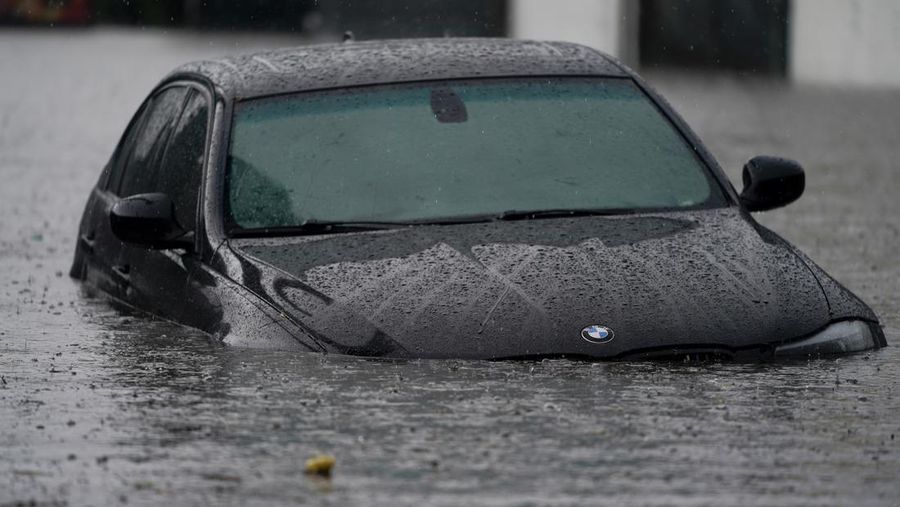 Air banjir mencapai puncak rambu jalan dekat jembatan layang saat hujan turun, Kamis, 21 Desember 2023, di Santa Barbara, California. (AP Photo/Eugene Garcia)