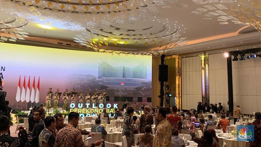 Seminar Nasional Outlook Perekonomian Indonesia 2024 dengan tema 