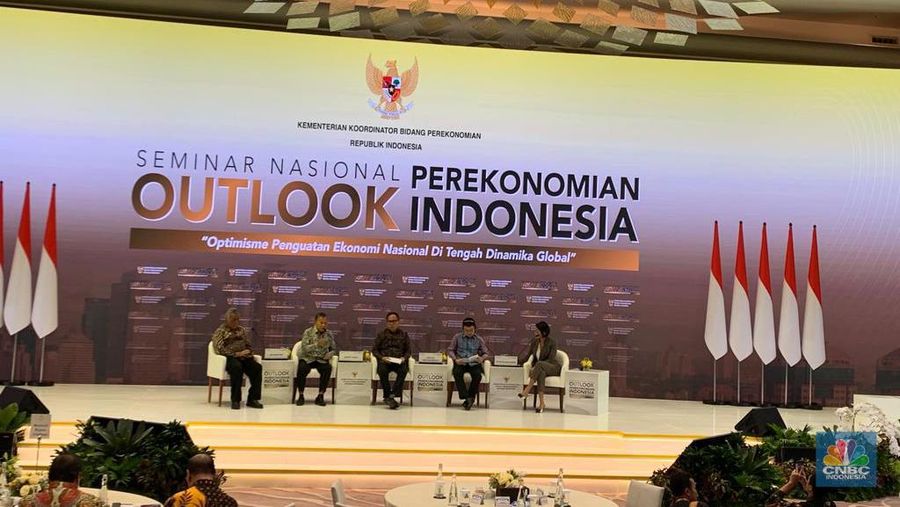 Seminar Nasional Outlook Perekonomian Indonesia 2024 dengan tema