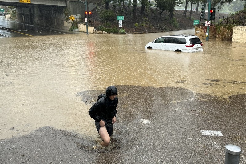 Air banjir mencapai puncak rambu jalan dekat jembatan layang saat hujan turun, Kamis, 21 Desember 2023, di Santa Barbara, California. Air banjir mencapai puncak rambu jalan dekat jembatan layang saat hujan turun, Kamis, 21 Desember 2023, di Santa Barbara, California. (AP Photo/Eugene Garcia)