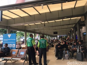 Stasiun Pasar Senen dan Gambir Mulai Dipadati Pemudik Long Weekend Nataru