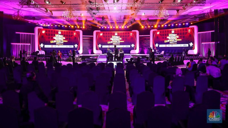 Suanana arena debat Cawapres di Jakarta Convention Center (JCC), Senayan, Jakarta, Jumat (22/12/2023). Menjelang debat Cawapres yang berlangsung pada pukul 19.00 WIB suasana lokasi arena debat Cawapres di sibukkan dengan berbagai persiapan, salah satunya gladi resik. (CNBC Indonesia/Faisal Rahman)