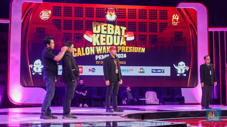 Suanana arena debat Cawapres di Jakarta Convention Center (JCC), Senayan, Jakarta, Jumat (22/12/2023). Menjelang debat Cawapres yang berlangsung pada pukul 19.00 WIB suasana lokasi arena debat Cawapres di sibukkan dengan berbagai persiapan, salah satunya gladi resik. (CNBC Indonesia/Faisal Rahman)