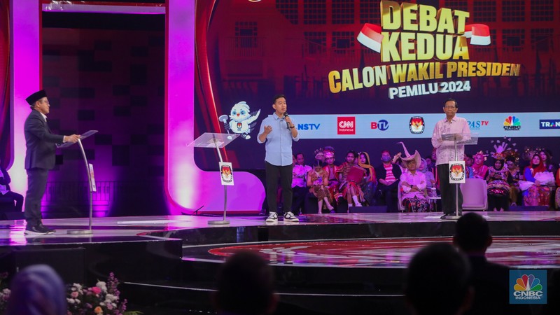 Calon wakil presiden (Cawapres) Muhaimin Iskandar alias Cak Imin nomor urut 1 dan Calon wakil presiden (Cawapres) Gibran Rakabuming Raka nomor urut 2, saat menyampaikan visi dan misi dalam debat kedua yang digelar di Jakarta Convention Center (JCC) pada Jumat (22/12/2023). (CNBC Indonesia/Faisal Rahman)