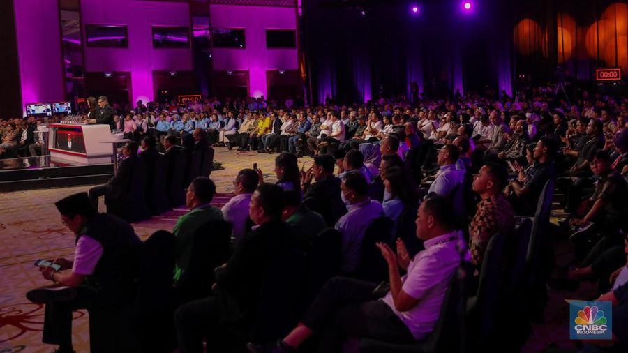 Suasana ebat calon Wakil Presiden Pemilu Tahun 2024 digelar di Jakarta Convention Center (JCC) pada Jumat (22/12/2023). (CNBC Indonesia/Faisal Rahman)