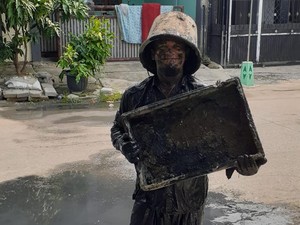 Cerita Deni Pejuang Rupiah, Rela Berlumur Lumpur demi Kebutuhan Keluarga