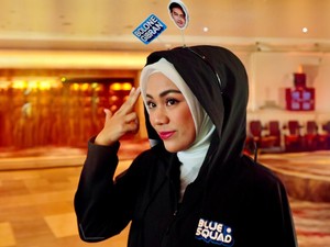 Uniknya Bando yang Digunakan Zita Anjani ke Bawaslu, Ada Wajah Gibran?