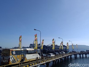 Kendaraan Masuk Kapal di Ketapang Antre 3 Jam Jelang Libur Nataru