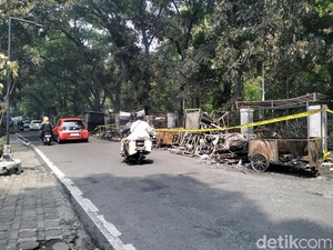 Api Lalap Belasan Lapak PKL Taman Cibeunying di Pagi Buta