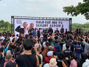 Ganjar Terkesima Disambut Seni Rampak Genteng saat Kampanye di Majalengka