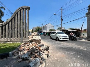 Duh! Gapura di Kandang Sapi Solo Rusak Ditabrak Mobil