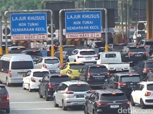 Gerbang Tol Kalihurip Utama Macet
