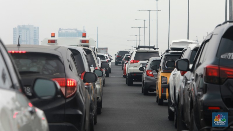 Suasana sejumlah kendaraan menuju arah Cikampek melaju saat pemberlakuan contraflow di kilometer 47 Tol Jakarta-Cikampek, Cikarang, Kabupaten Bekasi, Jawa Barat, Sabtu (23/12/2023). (CNBC Indonesai/Muhammad Sabki) Suasana sejumlah kendaraan menuju arah Cikampek melaju saat pemberlakuan contraflow di kilometer 47 Tol Jakarta-Cikampek, Cikarang, Kabupaten Bekasi, Jawa Barat, Sabtu (23/12/2023). (CNBC Indonesai/Muhammad Sabki)
