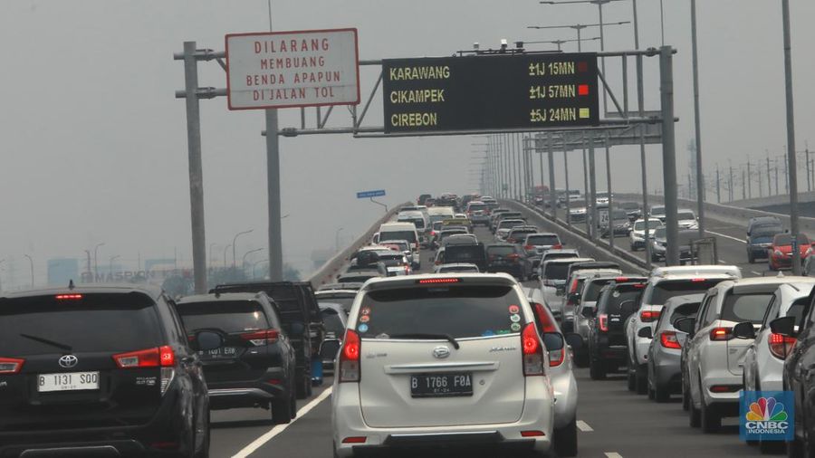 Lalu lintas jalan tol layang Sheikh Mohammed bin Zayed (MBZ) menuju arah Cikampek terpantau macet saat libur Nataru, Sabtu (23/12/2023). (վ/Muhammad Sabki)