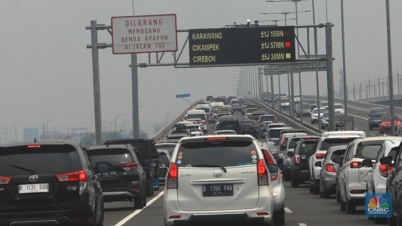 Lalu lintas jalan tol layang Sheikh Mohammed bin Zayed (MBZ) menuju arah Cikampek terpantau macet saat libur Nataru, Sabtu (23/12/2023). (վ/Muhammad Sabki)