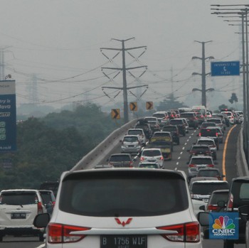 Libur Nataru, Begini Penampakan Mobil Mengular Padati Tol MBZ