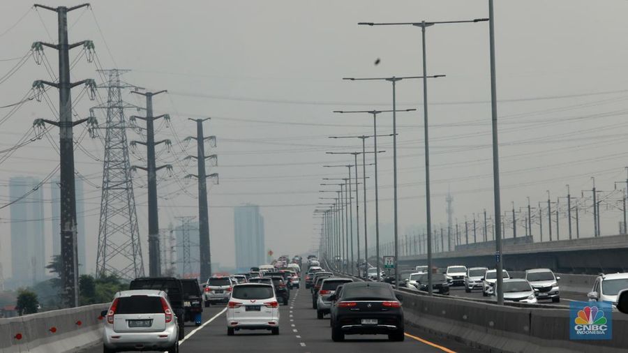 Lalu lintas jalan tol layang Sheikh Mohammed bin Zayed (MBZ) menuju arah Cikampek terpantau macet saat libur Nataru, Sabtu (23/12/2023). (վ/Muhammad Sabki)