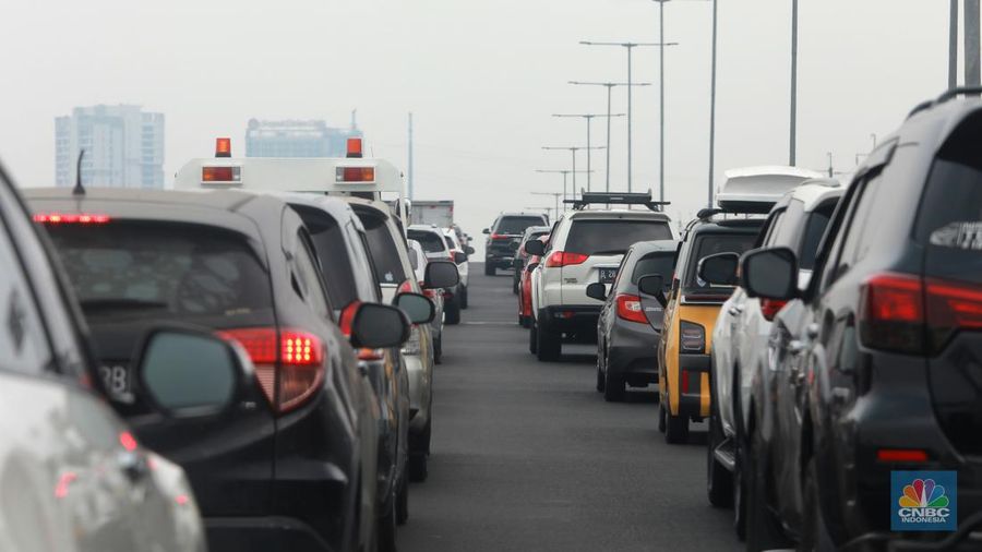 Lalu lintas jalan tol layang Sheikh Mohammed bin Zayed (MBZ) menuju arah Cikampek terpantau macet saat libur Nataru, Sabtu (23/12/2023). (վ/Muhammad Sabki)