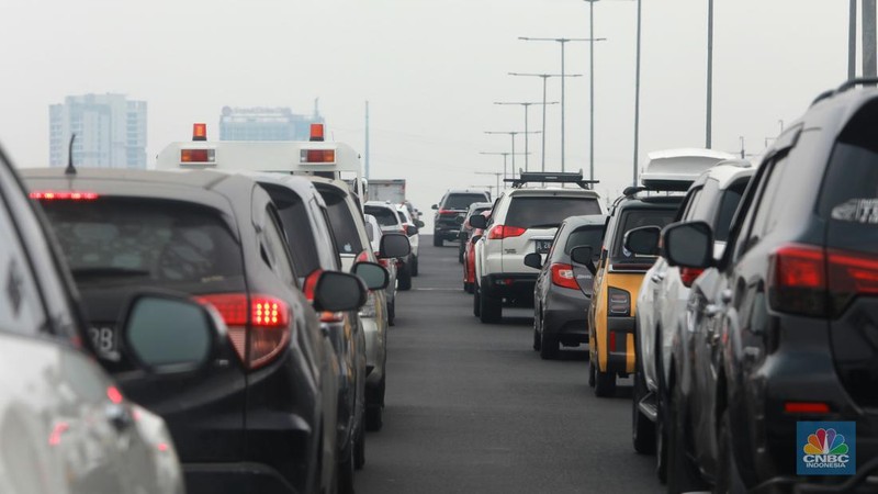 Lalu lintas jalan tol layang Sheikh Mohammed bin Zayed (MBZ) menuju arah Cikampek terpantau macet saat libur Nataru, Sabtu (23/12/2023). (վ/Muhammad Sabki)