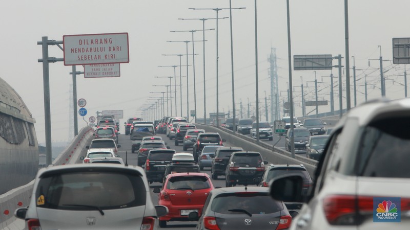 Lalu lintas jalan tol layang Sheikh Mohammed bin Zayed (MBZ) menuju arah Cikampek terpantau macet saat libur Nataru, Sabtu (23/12/2023). (CNBC Indonesia/Muhammad Sabki) Lalu lintas jalan tol layang Sheikh Mohammed bin Zayed (MBZ) menuju arah Cikampek terpantau macet saat libur Nataru, Sabtu (23/12/2023). (CNBC Indonesia/Muhammad Sabki)