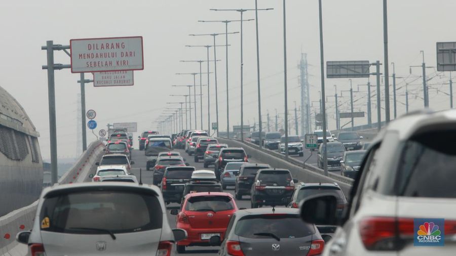 Lalu lintas jalan tol layang Sheikh Mohammed bin Zayed (MBZ) menuju arah Cikampek terpantau macet saat libur Nataru, Sabtu (23/12/2023). (վ/Muhammad Sabki)