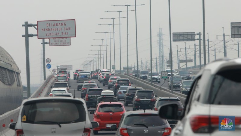 Lalu lintas jalan tol layang Sheikh Mohammed bin Zayed (MBZ) menuju arah Cikampek terpantau macet saat libur Nataru, Sabtu (23/12/2023). (վ/Muhammad Sabki)