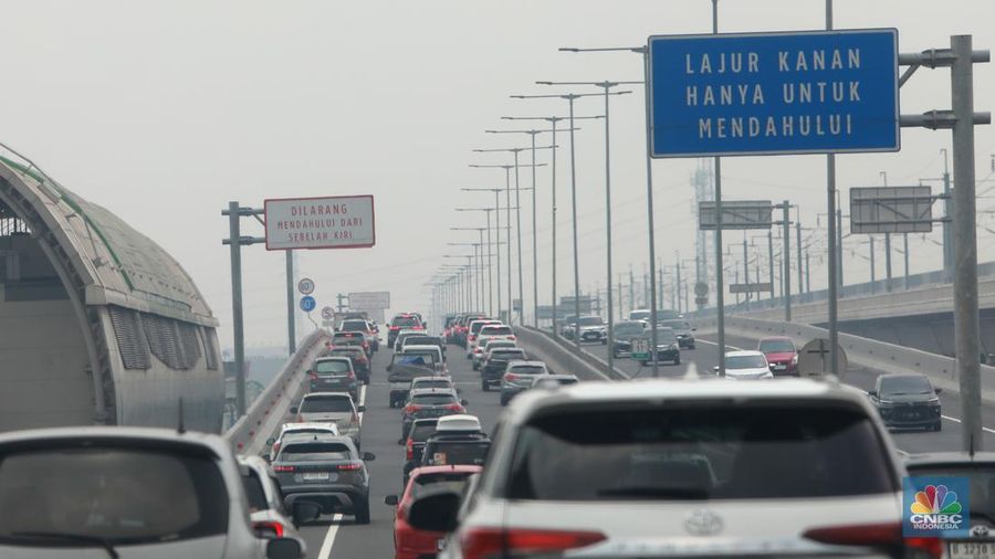 Lalu lintas jalan tol layang Sheikh Mohammed bin Zayed (MBZ) menuju arah Cikampek terpantau macet saat libur Nataru, Sabtu (23/12/2023). (CNBC Indonesia/Muhammad Sabki)