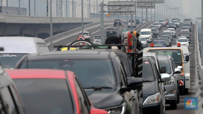 Lalu lintas jalan tol layang Sheikh Mohammed bin Zayed (MBZ) menuju arah Cikampek terpantau macet saat libur Nataru, Sabtu (23/12/2023). (վ/Muhammad Sabki)