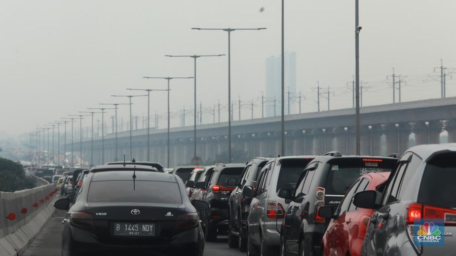 Lalu lintas jalan tol layang Sheikh Mohammed bin Zayed (MBZ) menuju arah Cikampek terpantau macet saat libur Nataru, Sabtu (23/12/2023). (CNBC Indonesia/Muhammad Sabki)