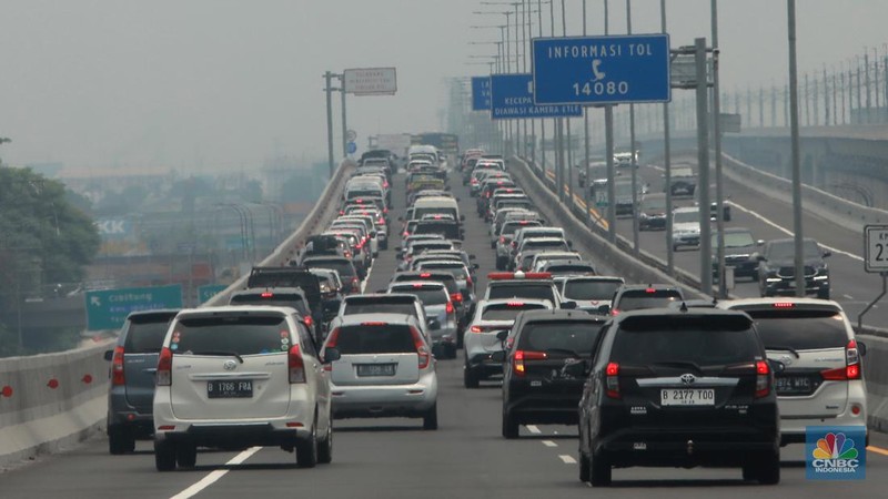 Lalu lintas jalan tol layang Sheikh Mohammed bin Zayed (MBZ) menuju arah Cikampek terpantau macet saat libur Nataru, Sabtu (23/12/2023). (վ/Muhammad Sabki)