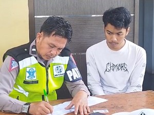 Polisi Tilang Pemuda Freestyle Motor di Area Kantor Bupati Maros