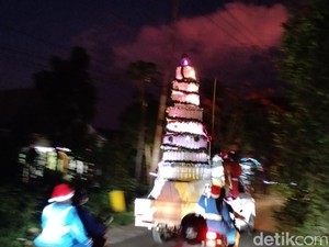 Pawai Pohon Natal Berbahan Sampah Plastik Keliling Labuan Bajo