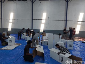 Bangganya Agung Jadi Pelipat Kotak Suara Meski Upah Tak Seberapa