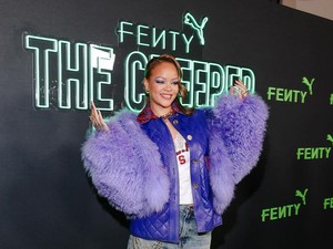 Gaya Rihanna Pakai Perhiasan Rp 1,5 M di Peluncuran Sneakers Terbarunya