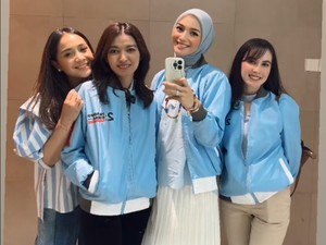 Selvi Ananda Berjaket Biru Dukung Gibran di Debat Cawapres, Selfie Bareng Artis