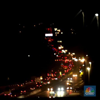 Penampakan Tol Cikampek Malam Ini, Kepadatan Kian Meningkat