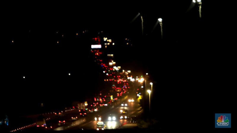 Suasana kendaraan roda empat melintas Gerbang Tol Cikarang Utama di Bekasi, Jawa Barat, Sabtu, (23/12/2023). (CNBC Indonesia/Muhammad Sabki)