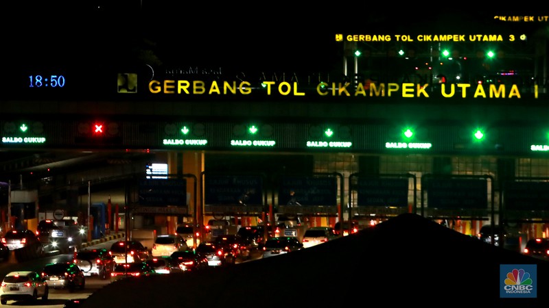 Suasana kendaraan roda empat melintas Gerbang Tol Cikarang Utama di Bekasi, Jawa Barat, Sabtu, (23/12/2023). (CNBC Indonesia/Muhammad Sabki) Suasana kendaraan roda empat melintas Gerbang Tol Cikarang Utama di Bekasi, Jawa Barat, Sabtu, (23/12/2023). (CNBC Indonesia/Muhammad Sabki)