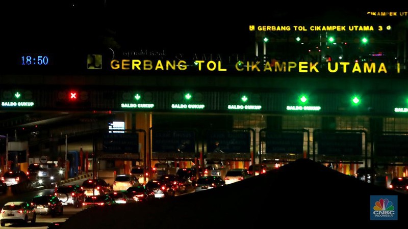 Suasana kendaraan roda empat melintas Gerbang Tol Cikarang Utama di Bekasi, Jawa Barat, Sabtu, (23/12/2023). (CNBC Indonesia/Muhammad Sabki)
