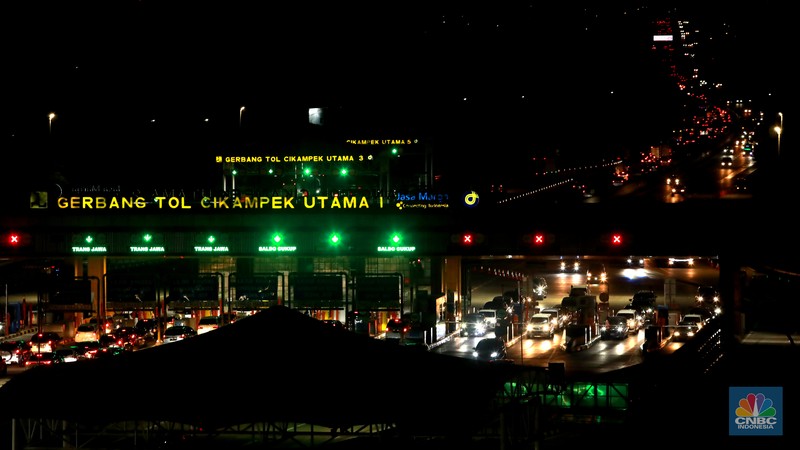 Suasana kendaraan roda empat melintas Gerbang Tol Cikarang Utama di Bekasi, Jawa Barat, Sabtu, (23/12/2023). (CNBC Indonesia/Muhammad Sabki) Suasana kendaraan roda empat melintas Gerbang Tol Cikarang Utama di Bekasi, Jawa Barat, Sabtu, (23/12/2023). (CNBC Indonesia/Muhammad Sabki)