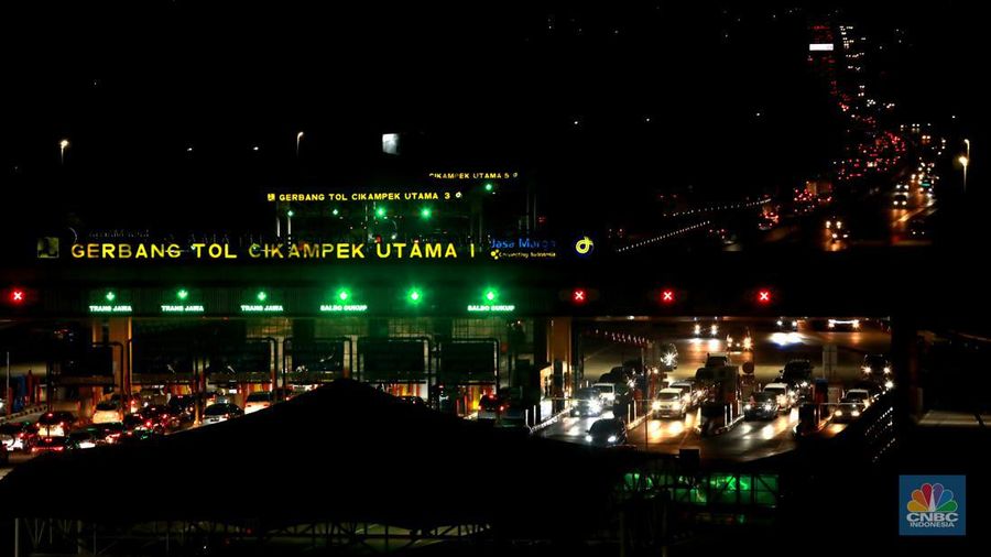 Suasana kendaraan roda empat melintas Gerbang Tol Cikarang Utama di Bekasi, Jawa Barat, Sabtu, (23/12/2023). (CNBC Indonesia/Muhammad Sabki)