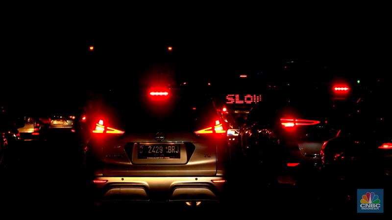 Suasana kendaraan roda empat melintas Gerbang Tol Cikarang Utama di Bekasi, Jawa Barat, Sabtu, (23/12/2023). (CNBC Indonesia/Muhammad Sabki) Suasana kendaraan roda empat melintas Gerbang Tol Cikarang Utama di Bekasi, Jawa Barat, Sabtu, (23/12/2023). (CNBC Indonesia/Muhammad Sabki)