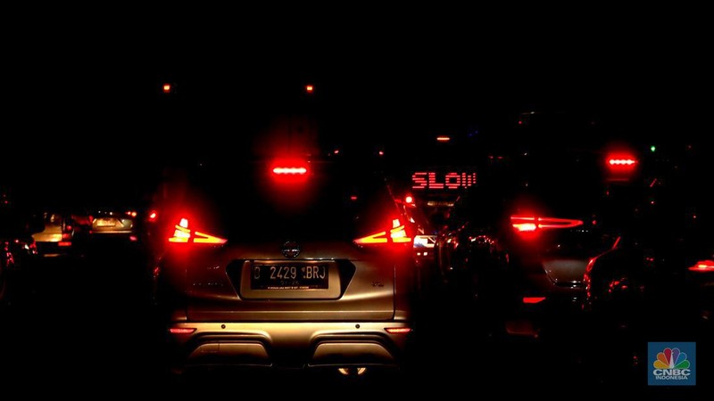 Suasana kendaraan roda empat melintas Gerbang Tol Cikarang Utama di Bekasi, Jawa Barat, Sabtu, (23/12/2023). (CNBC Indonesia/Muhammad Sabki)