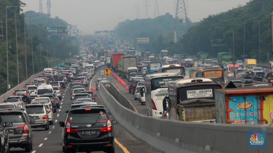 Suasana sejumlah kendaraan menuju arah Cikampek melaju saat pemberlakuan contraflow di kilometer 47 Tol Jakarta-Cikampek, Cikarang, Kabupaten Bekasi, Jawa Barat, Sabtu (23/12/2023). (վ Indonesai/Muhammad Sabki)